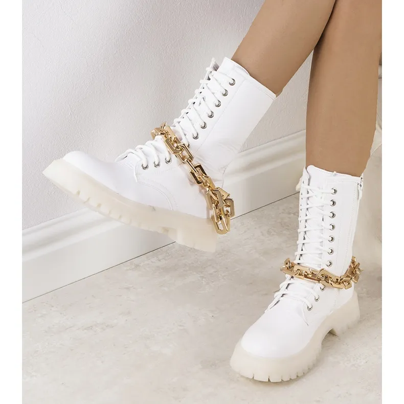 White boots with Curiti chain