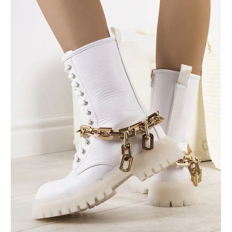 White boots with Curiti chain